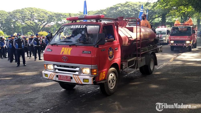 Pemkot Malang Kerahkan Mobil PMK dan Kendaraan Water Cannon untuk Semprot Disinfektan ke Jalanan