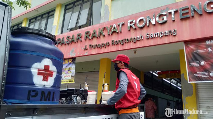 penyemprotan-disinfektan-kepasar-rakyat-rongtengah-sampang.jpg