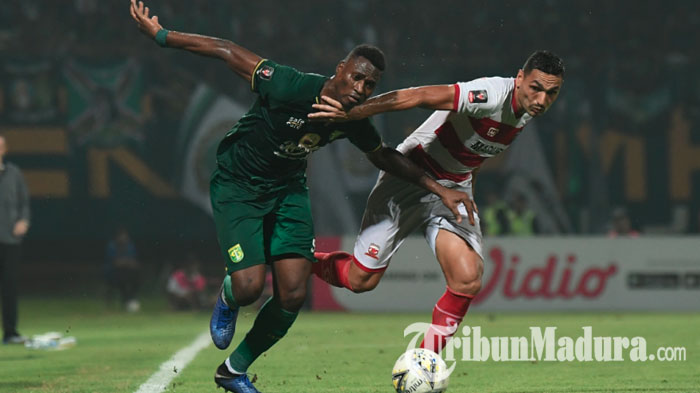perebutan-bola-antara-pemain-persebaya-dengan-madura-united.jpg