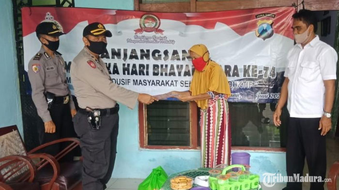 HUT Bhayangkara ke-74, Polres Pamekasan Anjangsana dan Sambangi Sejumlah Anggota yang Sakit