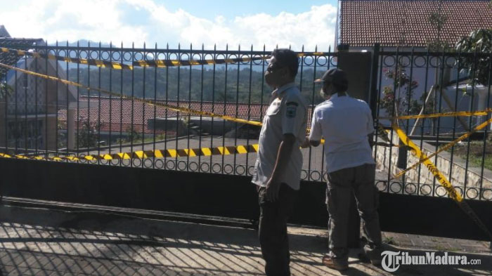 petugas-dari-satpol-pp-kota-batu-melakukan-penyegelan-proyek-pembangunan-vila.jpg
