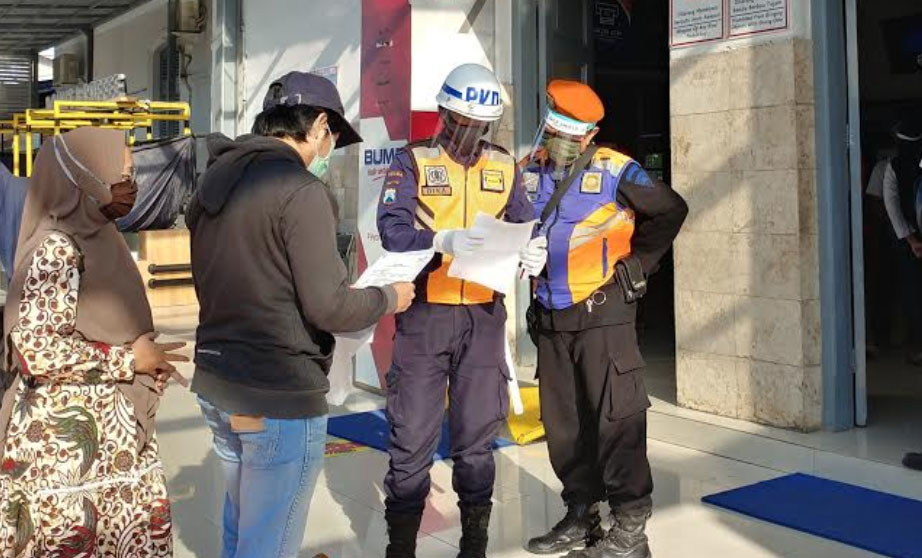 petugas-di-stasiun-jember-memeriksa-hasil-keterangan-rapid-test.jpg