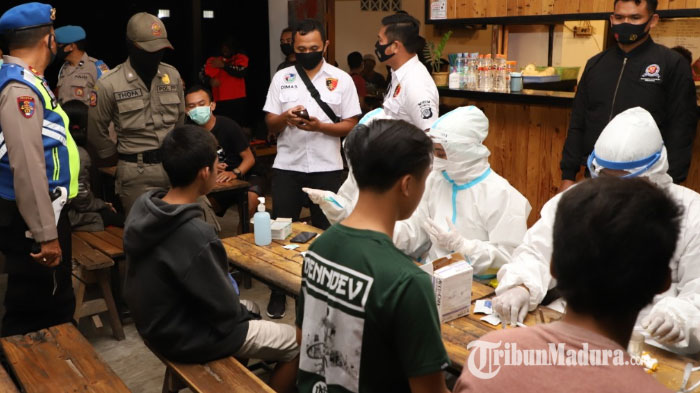 petugas-kepolisian-dan-tim-dinkes-kabupaten-kediri-melakukan-rapid-test-di-cafe.jpg