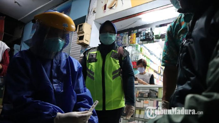 petugas-medis-melakukan-rapid-test-pedagang-di-pasar-lawang-kabupaten-malang.jpg