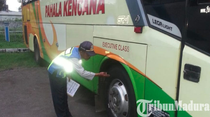 petugas-mengecek-kelengkapan-bus.jpg