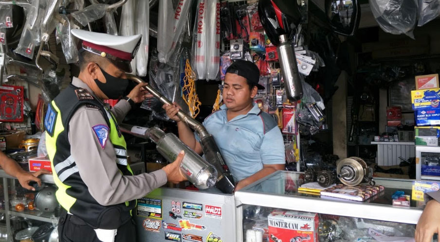 petugas-satlantas-polres-lumajang-saat-mengimbau-pemilik-bengkel-untuk-tidak-menjual-knalpot-brong.jpg