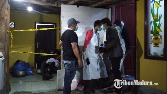 pihak-kepolisian-polres-sampang-saat-melakukan-pemeriksaan-di-rumah-korban-di-sampang.jpg