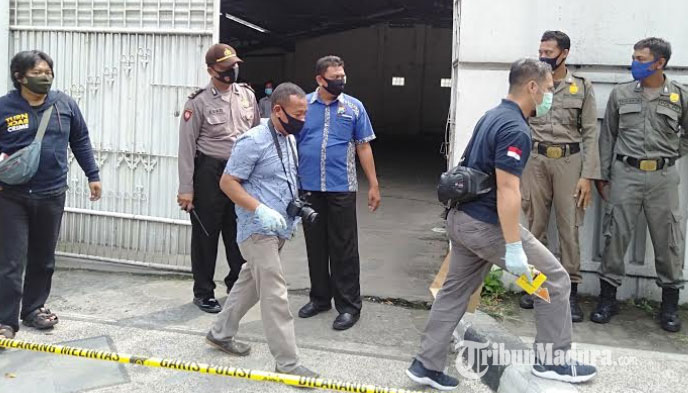polisi-melakukan-penyelidikan-di-rumah-bupati-kediri-atas-aksi-teror-pada-minggu-dini-hari.jpg