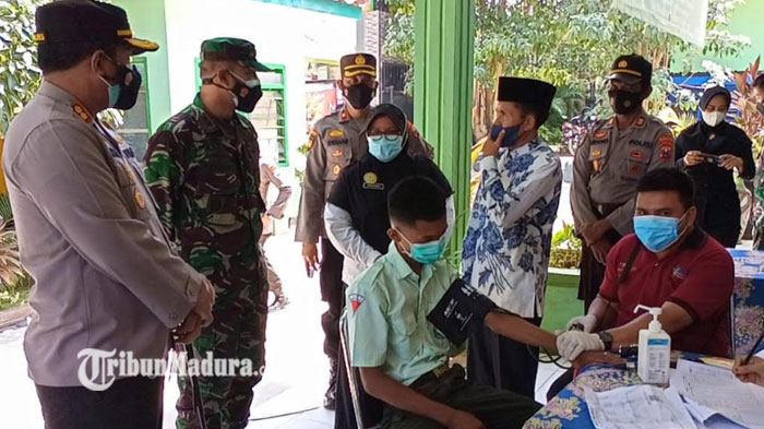polres-pamekasan-bersama-sejumlah-instansi-memantau-vaksinasi-di-smkn-3-pamekasan.jpg