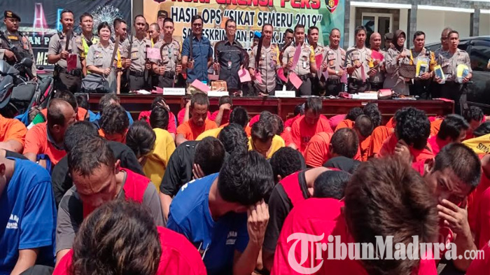 polrestabes-surabaya-ketika-memamerkan-sebanyak-152-tersangka-kejahatan-jalanan-di-surabaya.jpg