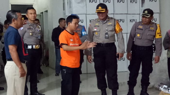 polrestabes-surabaya-ketua-ppk-karang-pilang-meninjau-gudang-penyimpanan-surat-suara.jpg