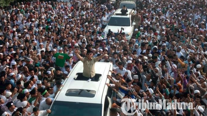 Lautan Manusia Sambut Prabowo di Ponpes Mambaul Ulum Bata-Bata, Teriakan Pasti Presiden Menggema