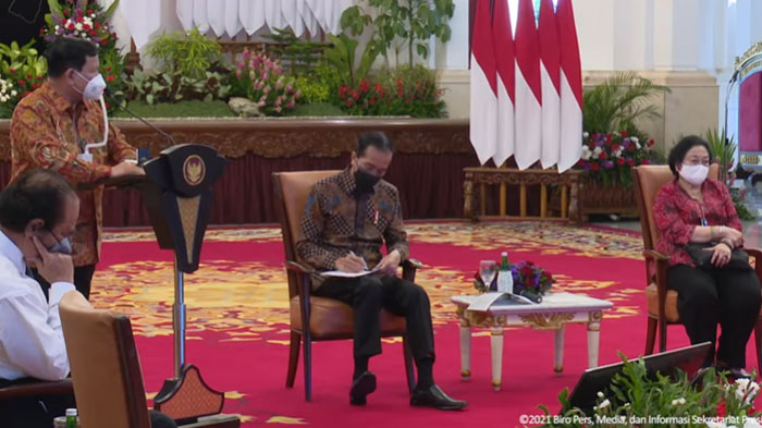 prabowo-subianto-saat-menyampaikan-kesan-pemerintahan-di-depan-presiden-jokowi.jpg