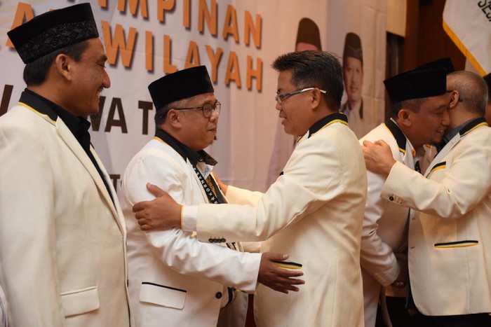 presiden-pks-lantik-irwan-setiawan-jadi-ketua-umum-dpw-pks-jatim.jpg