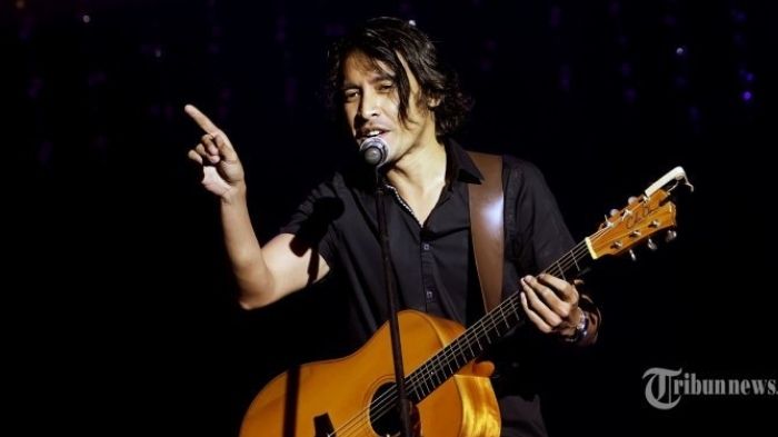 profil-ello-atau-marcello-tahitoe-yang-kini-resmi-jadi-vokalis-grup-band-dewa-19.jpg