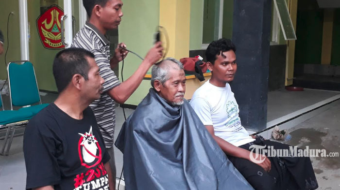 proses-cukur-gundul-yang-dilakukan-oleh-kiai-dan-kader-ansor-penuhi-nazar.jpg