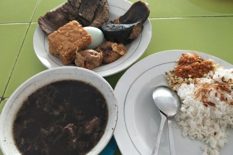 rawon-setan-jalan-embong-malang-di-surabaya.jpg