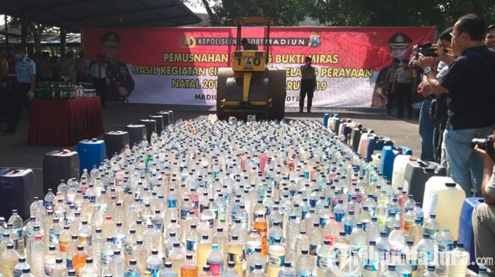 ribuan-botol-minuman-keras-dimusnahkan-polres-madiun.jpg