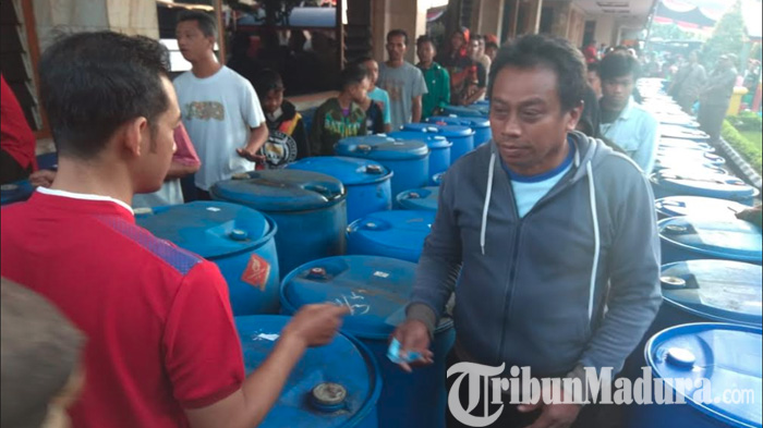 ribuan-masyarakat-antre-salam-tempel-rp-50000-per-orang-dari-pt-gudang-garam-kota-kediri.jpg