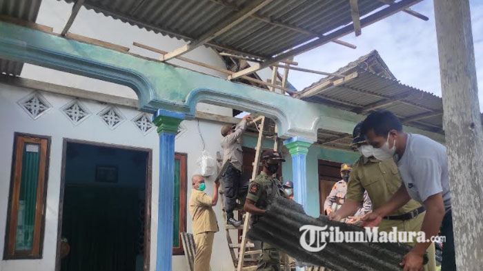 Puluhan Rumah di Gambaranyar Blitar Rusak, Dihantam Angin Puting Beliung, Warga Gotong Royong
