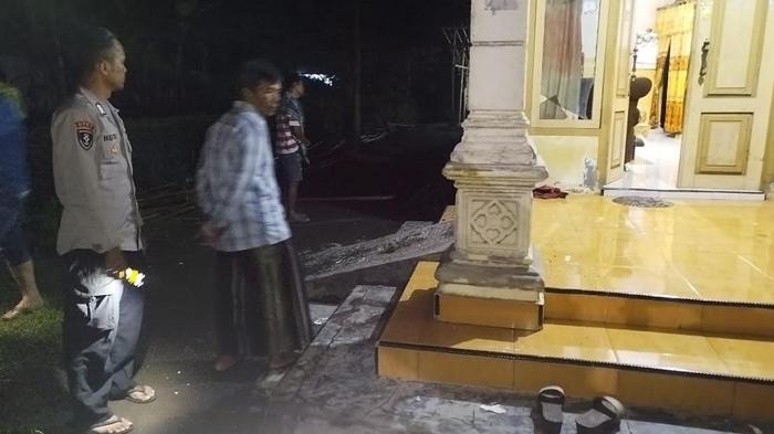 rumah-warga-di-Dusun-Karangpanas-Lumajang-dilempar-bondet-oleh-orang-tak-dikenal.jpg