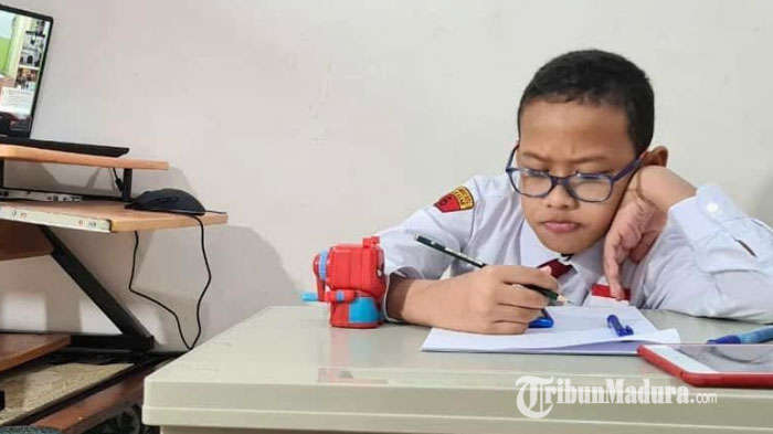 salah-satu-siswa-sd-di-pamekasan-madura-yang-melakukan-pembelajaran-daring-kamis-712021.jpg