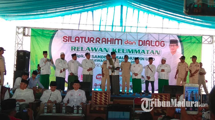 sandiaga-uno-saat-di-lapangan-pema-ngunut-tulungagung.jpg