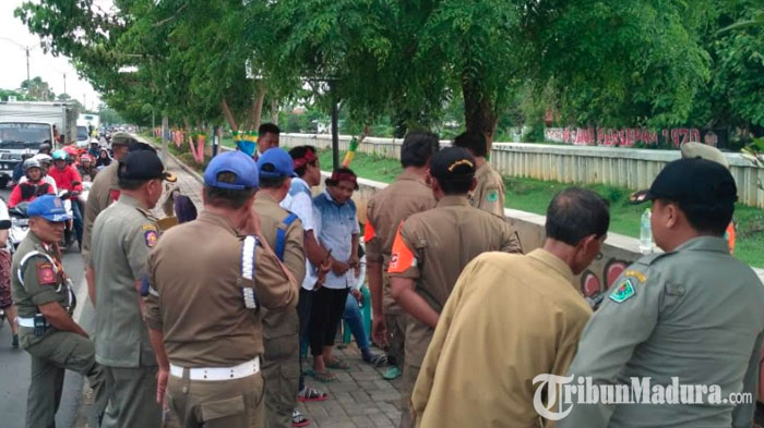 Pengamen Jalanan di Jalan Trunojoyo Ditertibkan, Dibawa Dinsos Pamekasan untuk Dilakukan Pembinaan