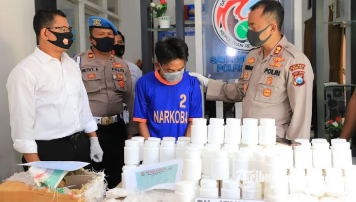 satresnarkoba-polres-kediri-menangkap-pelaku-diduga-mengedarkan-pil-dobel-l.jpg