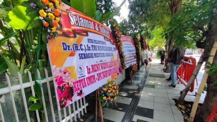sejumlah-karangan-bunga-mulai-membanjiri-rumah-dinas-wali-kota-surabaya-di-jalan-sedap-malam.jpg