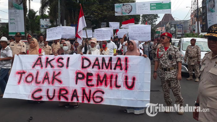 sejumlah-massa-menggelar-aksi-di-depan-kpu-jember.jpg