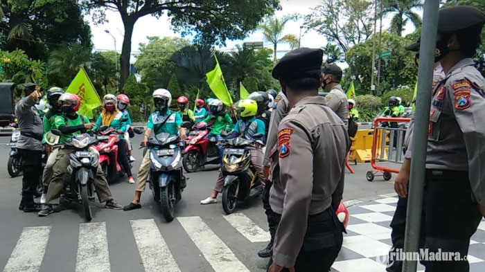 BREAKING NEWS - Ribuan Buruh se-Jawa Timur Gelar Unjuk Rasa Tolak UU Cipta Kerja di Depan Grahadi