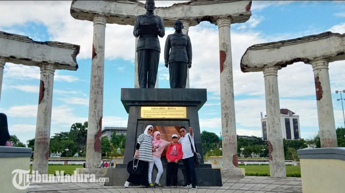 siswa-berkunjung-ke-tugu-pahlawan-surabaya.jpg