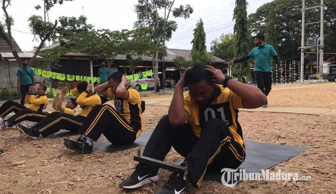 suasana-kapolres-pamekasan-akbp-apip-ginanjar-mendampingi-peserta-test-kesamaptaan-jasmani.jpg