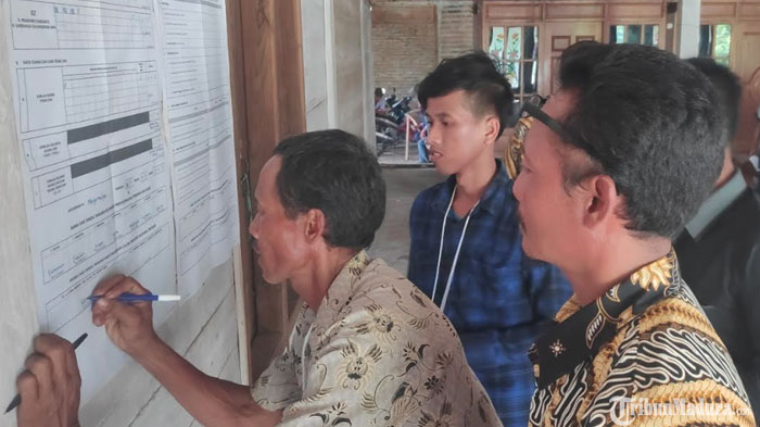 suasana-penghitungan-surat-suara-di-tps.jpg
