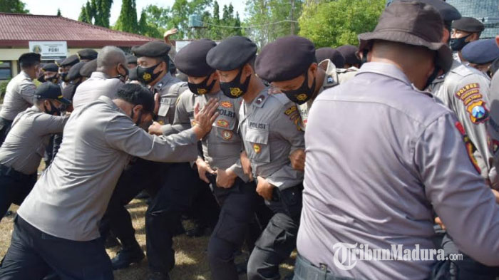 suasana-saat-personel-polres-pamekasan-menggelar-latihan-pengendalian-massa.jpg