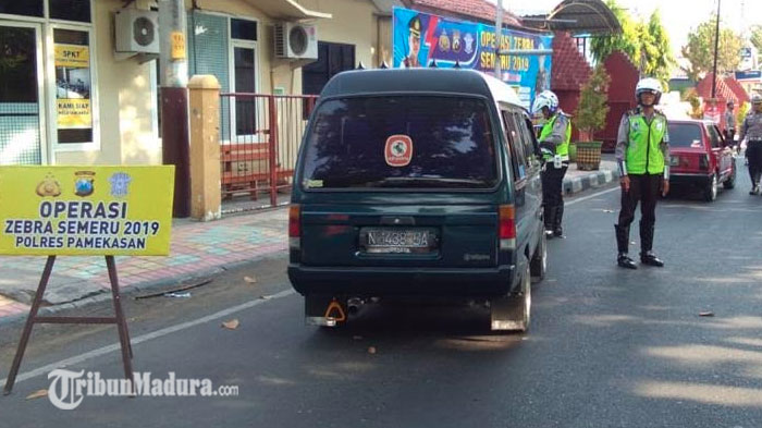 suasana-satuan-lalu-lintas-satlantas-polres-pamekasan-saat-melakukan-operasi-zebra-semeru-2019.jpg