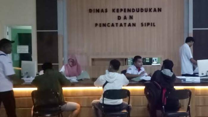 Libur Sekolah dan Santri, Warga di Pamekasan Ramai-ramai Buat KTP, Kini Membuat KTP Cukup Mudah