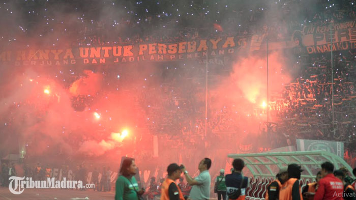 Pernah Kena Denda, Persebaya Surabaya Minta Aturan Jelas soal Menyalakan Flare saat Pertandingan