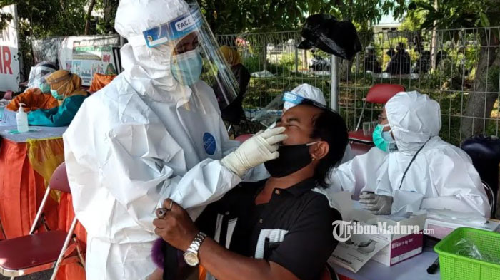 swab-antigen-di-penyekatan-di-jembatan-suramadu-sisi-surabaya.jpg