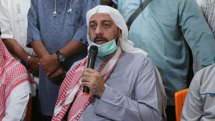 syekh-ali-jaber-memberikan-keterangan-pers-di-kafe-baba-rayan.jpg