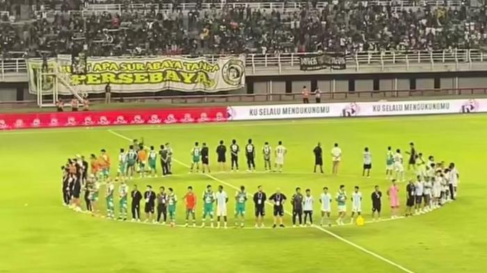 tim-Persebaya-mengajak-tim-PSBS-Biak-menyanyikan-bersama-lagu-Song-For-Pride-2026.jpg
