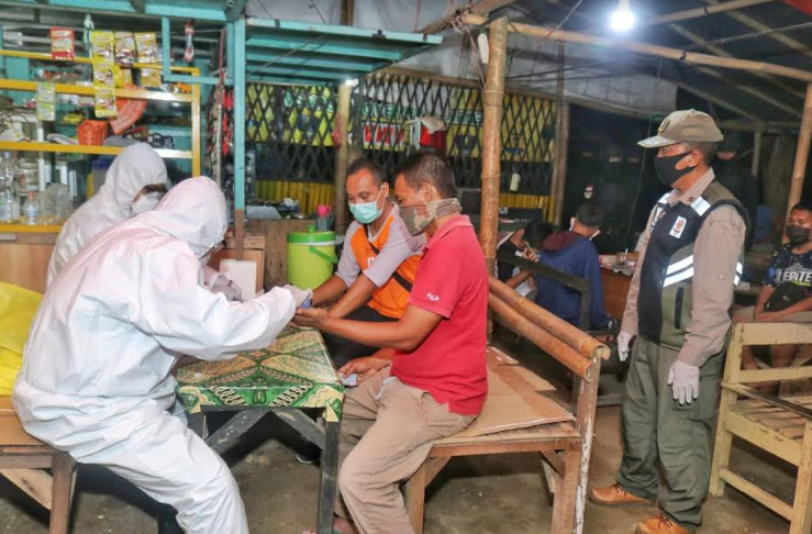 tim-gabungan-pencegahan-covid-19-melakukan-rapid-test-di-warung-kopi-rabu-2242020.jpg