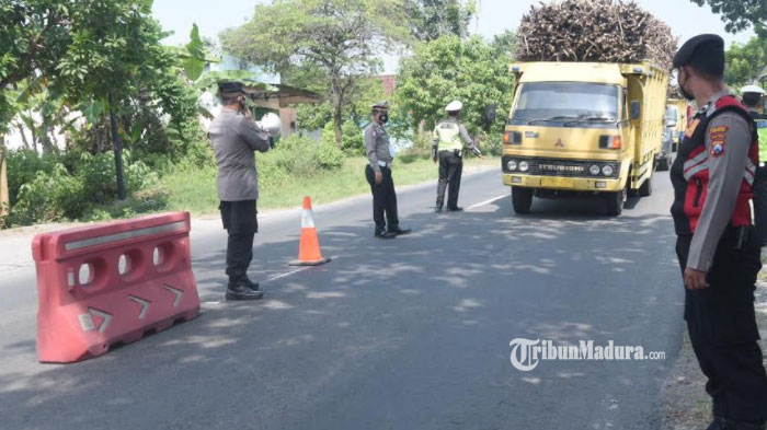 Empat Titik Perbatasan di Kabupaten Lamongan Dijaga Ketat, Kendaraan yang Melintas Diperiksa Petugas