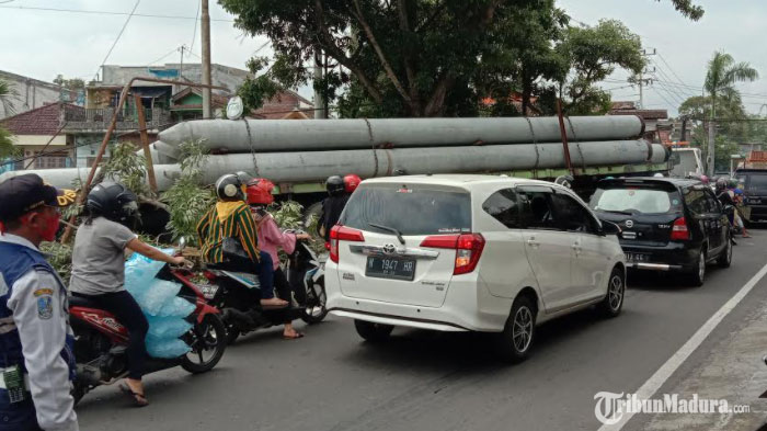 truk-trailer-pembawa-delapan-tiang-pancang.jpg