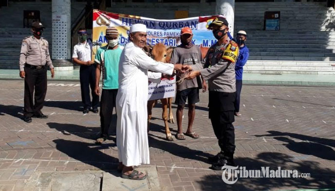 wakapolres-pamekasan-menyerahkan-bantuan-hewan-sapi-kurban-ke-salah-satu-perwakilan-ponpes.jpg
