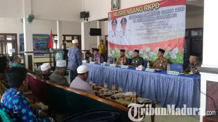 Wakil Bupati Sampang Abdullah Hidayat Tampung Aspirasi Warga Camplong Sekaligus akan Bangun Stadion