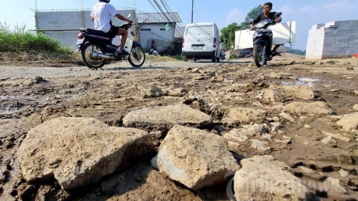 warga-urunan-dan-gotong-royong-memperbaiki-jalan-rusak-meski-rajin-bayar-pajak.jpg