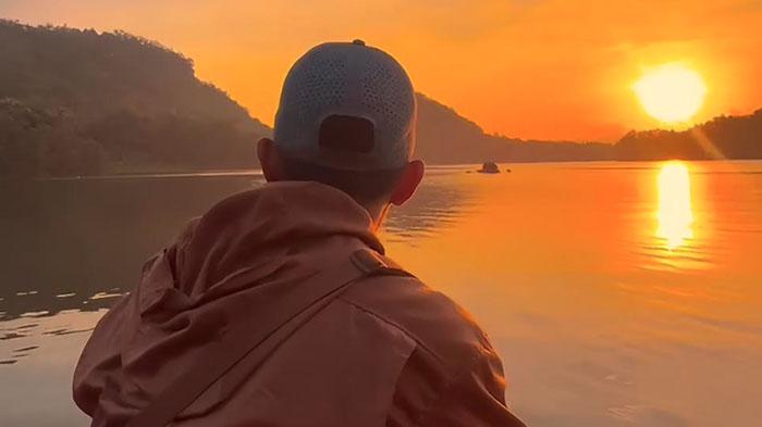 wisata-di-sampang-wisataSenja-Sant-Set-Waduk-Klampis-di-Desa-Kramat-ilustrasi-matahari-tenggelam.jpg