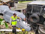 Truk Boks Rem Blong Sasak 2 Rumah dan Timpa Mobil di Ngantang Malang